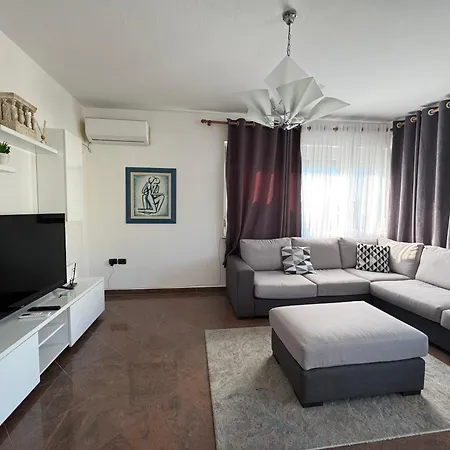 Dennys At Blloku * 地拉那